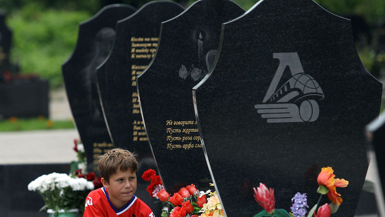 На Леонтьевском кладбище в Ярославле похоронены 14 человек из числа погибших в авиакатастрофе. Фото Владимир БЕЗЗУБОВ, Алексей БЕЗЗУБОВ, photo.khl.ru На Леонтьевском кладбище в Ярославле похоронены 14 человек из числа погибших в авиакатастрофе. Фото Владимир БЕЗЗУБОВ, Алексей БЕЗЗУБОВ, photo.khl.ru