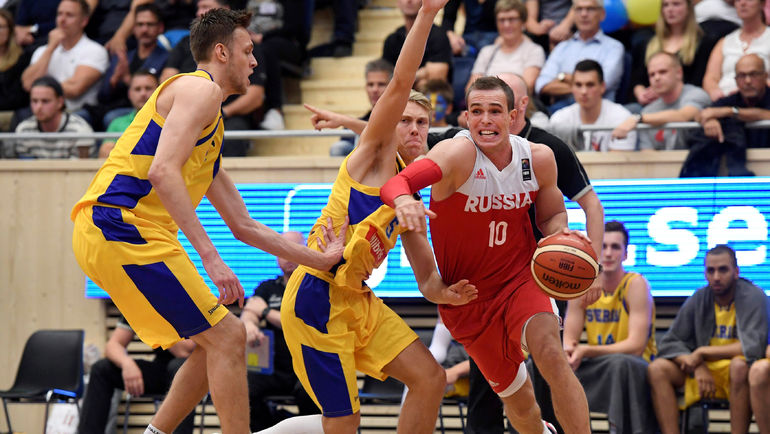 Вчера. Стокгольм. Отборочный турнир чемпионата Европы-2017. Швеция - Россия - 73:85. Капитан российской сборной Сергей БЫКОВ (справа) уходит от шведских баскетболистов. Фото REUTERS Вчера. Стокгольм. Отборочный турнир чемпионата Европы-2017. Швеция - Россия - 73:85. Капитан российской сборной Сергей БЫКОВ (справа) уходит от шведских баскетболистов. Фото REUTERS
