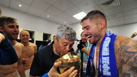 Мирча ЛУЧЕСКУ празднует первый трофей в России.