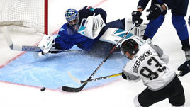 Четверг. Квебек. Северная Америка - Европы - 4:0. Нападающий сборной Северной Америки Райан НЬЮДЖЕНТ-ХОПКИНС забрасывает шайбу.