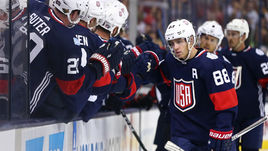 Пятница. Коламбус. США - Канада - 4:2. Нападающий сборной США Патрик КЕЙН празднует заброшенную шайбу.