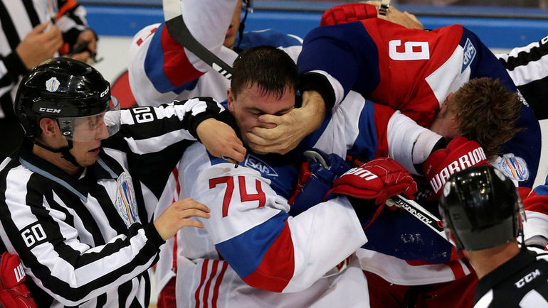 Стычка Алексея ЕМЕЛИНА и Милана МИХАЛИКА. Фото REUTERS Стычка Алексея ЕМЕЛИНА и Милана МИХАЛИКА. Фото REUTERS