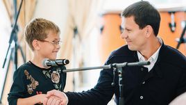 Как Зырянов с сыном читал стихи Рождественского