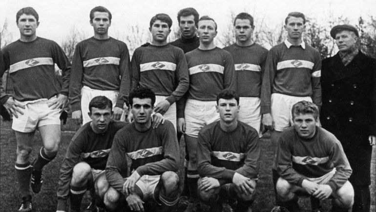 Леонард АДАМОВ (сидит крайний справа). Фото Фото из архива Анатолия КОРШУНОВА. Леонард АДАМОВ (сидит крайний справа). Фото Фото из архива Анатолия КОРШУНОВА.