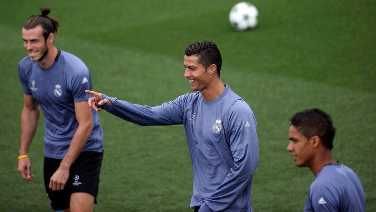 Гарет БЭЙЛ, КРИШТИАНУ РОНАЛДУ и Рафаэль ВАРАН (слева направо). Фото REUTERS Гарет БЭЙЛ, КРИШТИАНУ РОНАЛДУ и Рафаэль ВАРАН (слева направо). Фото REUTERS