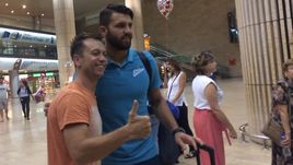Юрий ЛОДЫГИН (справа) позирует в аэропорту Тель-Авива.