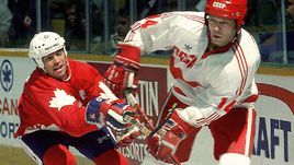 Анатолий ФЕДОТОВ (справа) в матче Кубке Канады-1987.