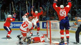 Уэйн ГРЕТЦКИ (№99) празднует гол в ворота сборной СССР.