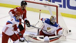 Среда. Питтсбург. Канада - Россия - 3:2 ОТ. Сергей БОБРОВСКИЙ (справа) совершил в этой встрече 45 сэйвов.