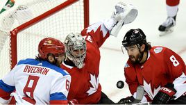 Среда. Питтсбург. Канада - Россия - 3:2 ОТ. Александр ОВЕЧКИН (слева) в борьбе у чужих ворот.