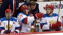 Среда. Питтсбург. Канада - Россия - 3:2 ОТ. Павел ДАЦЮК (слева), Евгений МАЛКИН (в центре) и Олег ЗНАРОК (сверху).