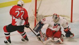 Клод ЛЕМЬЕ атакует ворота сборной США.