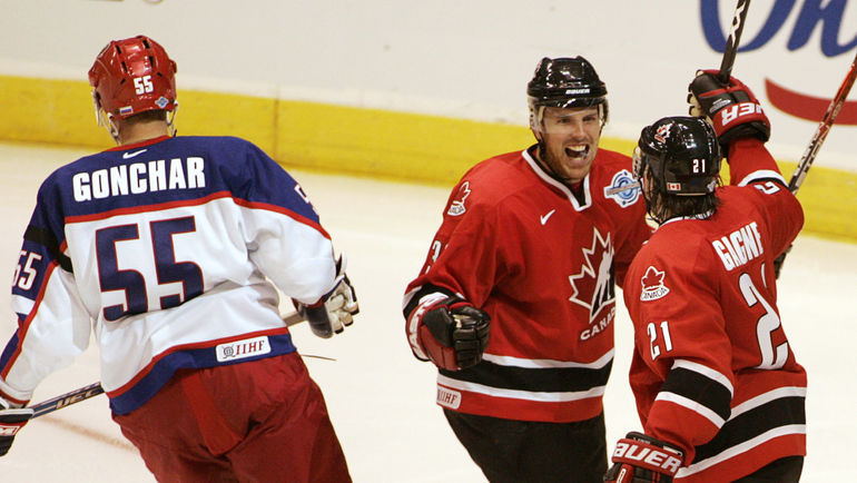 2004 год. Торонто. Россия - Канада - 1:3. Сергей ГОНЧАР в составе сборной России. Фото REUTERS 2004 год. Торонто. Россия - Канада - 1:3. Сергей ГОНЧАР в составе сборной России. Фото REUTERS