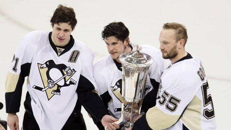 2009 год. Евгений МАЛКИН, Сидни КРОСБИ и Сергей ГОНЧАР (слева-направо) с Кубок Стэнли. Фото REUTERS 2009 год. Евгений МАЛКИН, Сидни КРОСБИ и Сергей ГОНЧАР (слева-направо) с Кубок Стэнли. Фото REUTERS