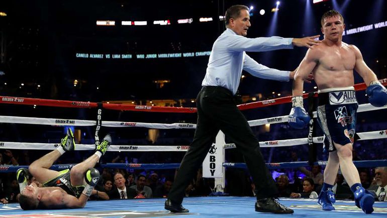 Суббота. Арлингтон. Лайам СМИТ (слева) и Сауль АЛЬВАРЕС. Фото AFP Суббота. Арлингтон. Лайам СМИТ (слева) и Сауль АЛЬВАРЕС. Фото AFP