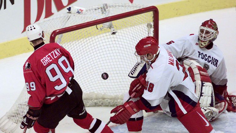 29 августа 1996 года. Ванкувер. Канада – Россия – 5:3. Уэйн ГРЕТЦКИ против Владимира МАЛАХОВА и Николая ХАБИБУЛИНА. Фото REUTERS 29 августа 1996 года. Ванкувер. Канада – Россия – 5:3. Уэйн ГРЕТЦКИ против Владимира МАЛАХОВА и Николая ХАБИБУЛИНА. Фото REUTERS