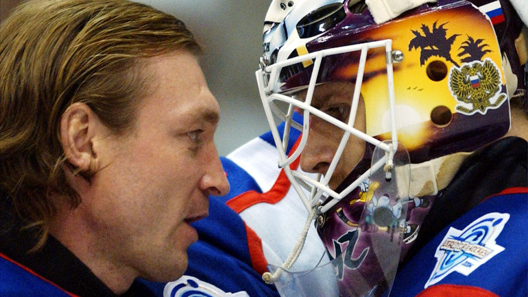 2 сентября 2004 года. Сент-Пол. Россия – США – 3:1. Вратари сборной России Максим СОКОЛОВ и Илья БРЫЗГАЛОВ. Фото REUTERS 2 сентября 2004 года. Сент-Пол. Россия – США – 3:1. Вратари сборной России Максим СОКОЛОВ и Илья БРЫЗГАЛОВ. Фото REUTERS