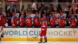 Воскресенье. Торонто. Россия - Швеция - 1:2. Партнеры поздравляют Александра ОВЕЧКИНА с заброшенной шайбой.