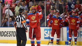 Воскресенье. Торонто. Россия - Швеция - 1:2. Александр ОВЕЧКИН спорит с судьей.