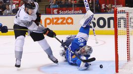 Воскресенье. Торонтон. Финляндия – Северная Америка – 1:4. Форвард сборной Северной Америки Натан МАККИННОН забрасывает четвертую шайбу в ворота Пекки РИННЕ.