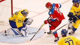 Воскресенье. Торонто. Россия – Швеция – 1:2. В атаке сборной России – защитник Дмитрий ОРЛОВ.