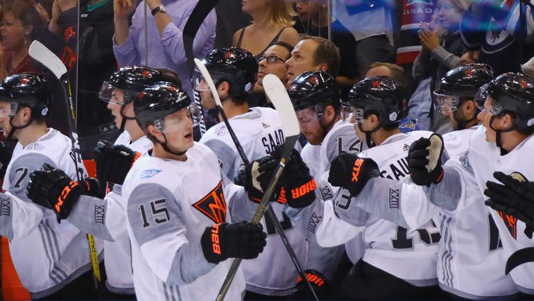 Воскресенье. Торонто. Финляндия – Северная Америка – 1:4. Авторой первой заброшенной шайбы Джек АЙКЕЛ принимает поздравления от партнеров. Фото AFP Воскресенье. Торонто. Финляндия – Северная Америка – 1:4. Авторой первой заброшенной шайбы Джек АЙКЕЛ принимает поздравления от партнеров. Фото AFP