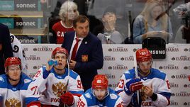 Понедельник. Торонто. Северная Америка - Россия - 3:4. Олег ЗНАРОК (в центре) в окружении подопечных.