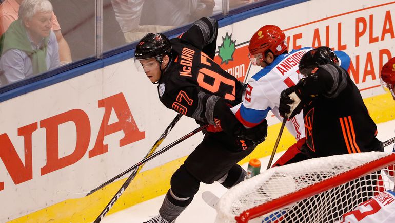 Артем АНИСИМОВ (в белом) в борьбе с Коннором МАКДЭВИДОМ. Фото AFP Артем АНИСИМОВ (в белом) в борьбе с Коннором МАКДЭВИДОМ. Фото AFP