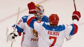 Понедельник. Торонто. Северная Америка – Россия – 3:4. Вратарь Сергей БОБРОВСКИЙ и защитник Дмитрий КУЛИКОВ празднуют победу над североамериканцами.