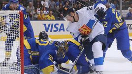 Сборная Финляндии в атаке в игре против Швеции.