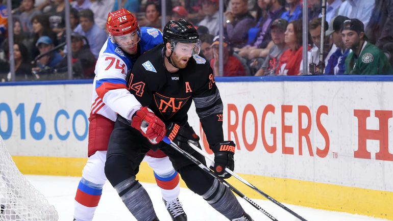 Никита ЗАЙЦЕВ и ШОн КУТЮРЬЕ. Фото AFP Никита ЗАЙЦЕВ и ШОн КУТЮРЬЕ. Фото AFP