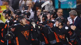 Остон МЭТТЬЮС празднует гол.