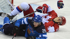 Алексей ЕМЕЛИН (№74) в матче с Финляндией в четвертьфинале Олимпиады в Сочи. Россияне тогда уступили 1:3.