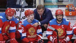Четверг. Торонто. Россия - Финляндия - 3:0. Олег ЗНАРОК (в центре) дает указания подопечным.