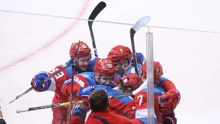 Партнеры поздравляют Ивана ТЕЛЕГИНА с первым голом на Кубке мира. Фото AFP Партнеры поздравляют Ивана ТЕЛЕГИНА с первым голом на Кубке мира. Фото AFP