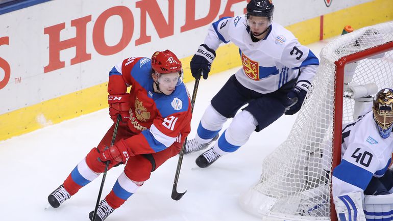 Вчера. Торонто. Россия - Финляндия - 3:0. Владимир ТАРАСЕНКО атакует ворота Тууки РАСКА. Фото AFP Вчера. Торонто. Россия - Финляндия - 3:0. Владимир ТАРАСЕНКО атакует ворота Тууки РАСКА. Фото AFP