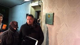 Сегодня. Москва. Александра ШПРЫГИНА выводят из офиса ВОБ.