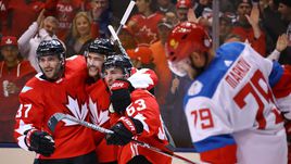 Суббота. Торонто. Канада - Россия - 5:3. Дуэт Андрея МАРКОВА (справа) и Алексея Емелина находился на льду при четырех шайбах канадцев.