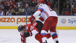 Суббота. Торонто. Канада - Россия - 5:3. Силовой прием Алексея МАРЧЕНКО на Джоне ТАВАРЕСЕ (№20).