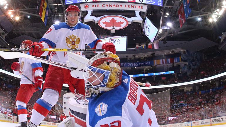 Суббота. Торонто. Канада - Россия - 5:3. Сергей БОБРОВСКИЙ пропускает гол после броска Сидни КРОСБИ.