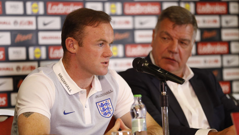 Капитан сборной Англии Уэйн РУНИ и Сэм ЭЛЛАРДАЙС. Фото REUTERS Капитан сборной Англии Уэйн РУНИ и Сэм ЭЛЛАРДАЙС. Фото REUTERS
