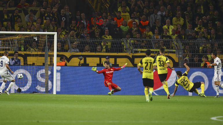 17-я минута. КРИШТИАНУ РОНАЛДУ (справа) открывает счет в матче. Фото REUTERS 17-я минута. КРИШТИАНУ РОНАЛДУ (справа) открывает счет в матче. Фото REUTERS