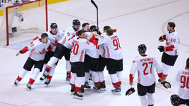 Четверг. Торонто. Европа - Канада - 1:2. Канадцы празднуют победу в турнире.