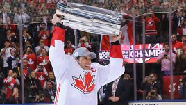 Четверг. Торонто. Европа - Канада - 1:2. Капитан сборной Канады Сидни КРОСБИ с Кубком мира.