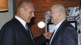 Четверг. Москва. Александр КАРЕЛИН и Станислав ЧЕРЧЕСОВ.