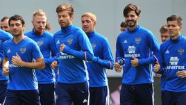 Алан ДЗАГОЕВ (слева) и Федор СМОЛОВ (третий слева) не помогут сборной в ближайшей игре, а Дмитрий ПОЛОЗ (справа) пополнил ее состав.