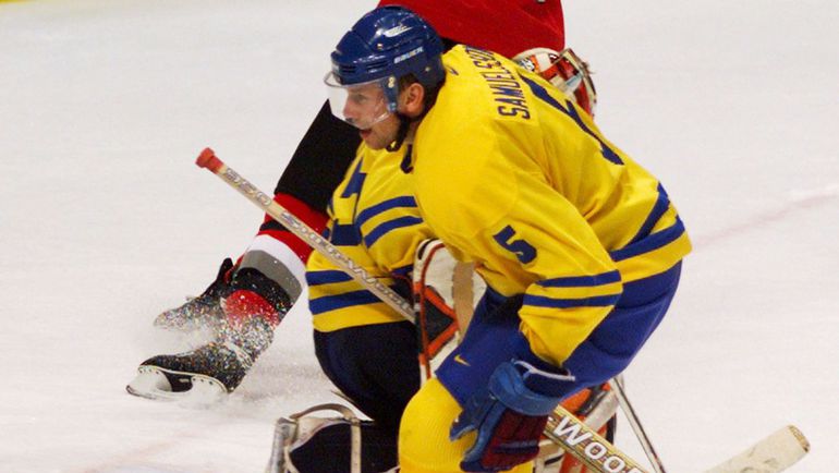 Ульф САМУЭЛЬССОН в матче за сборную Швеции на Олимпиаде-1998. Фото REUTERS Ульф САМУЭЛЬССОН в матче за сборную Швеции на Олимпиаде-1998. Фото REUTERS