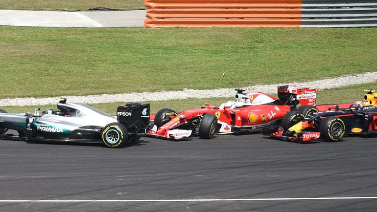 Столкновение Нико РОСБЕРГА, Себастьяна ФЕТТЕЛЯ и Макса ФЕРСТАППЕНА в первом повороте гонки. Фото AFP Столкновение Нико РОСБЕРГА, Себастьяна ФЕТТЕЛЯ и Макса ФЕРСТАППЕНА в первом повороте гонки. Фото AFP