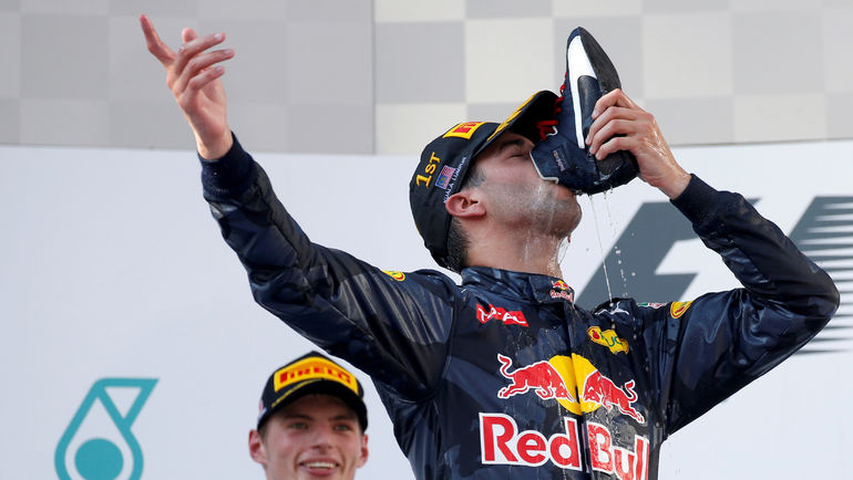 Даниэль РИККЬЯРДО и победное шампанское из ботинка. Фото REUTERS Даниэль РИККЬЯРДО и победное шампанское из ботинка. Фото REUTERS