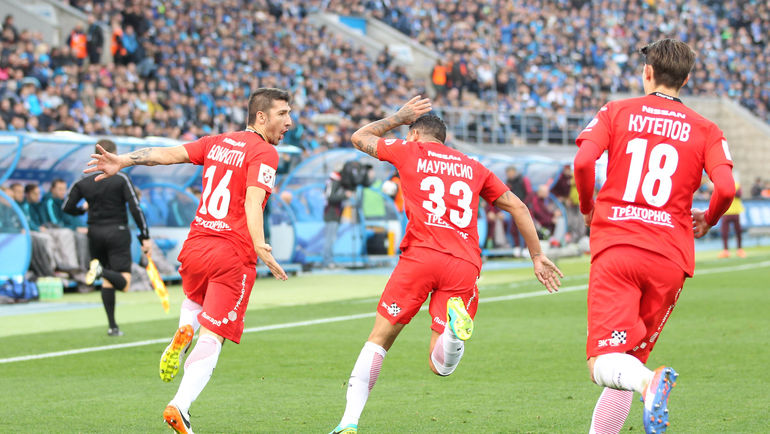 Сальваторе БОККЕТТИ (слева) сравнивает счет в матче. Фото Владислав ПЕТРОВСКИЙ Сальваторе БОККЕТТИ (слева) сравнивает счет в матче. Фото Владислав ПЕТРОВСКИЙ